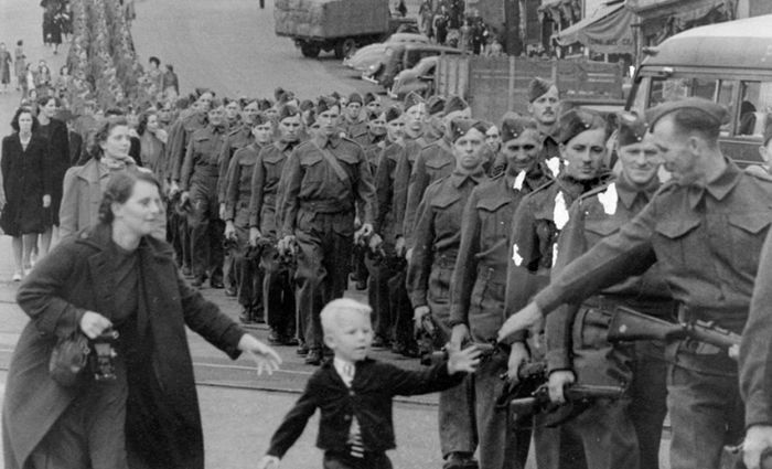 Canada 1940 soldatii pleaca la razboi un baietel nu intelege de ce tatal sau nu il ia